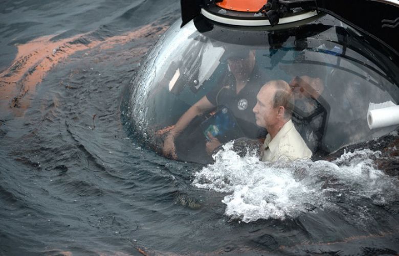 Putin rides submersible to bottom of Black Sea, finds plenty of amphorae ‘scattered around’