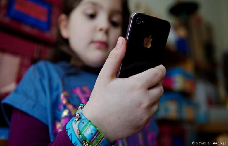 Ban smartphones for under-14s, says German government adviser