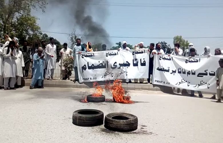 Protesters clash with police outside KP assembly ahead of Fata merger bill&#039;s approval