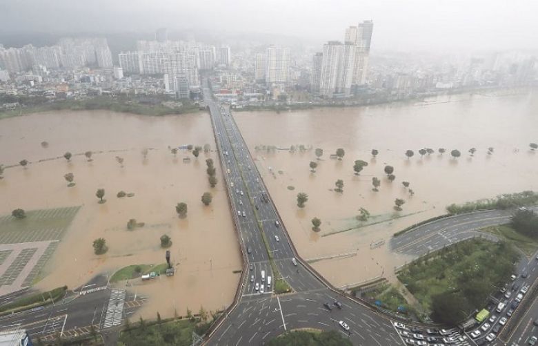 Typhoon hits South Korea after triggering landslides in Japan