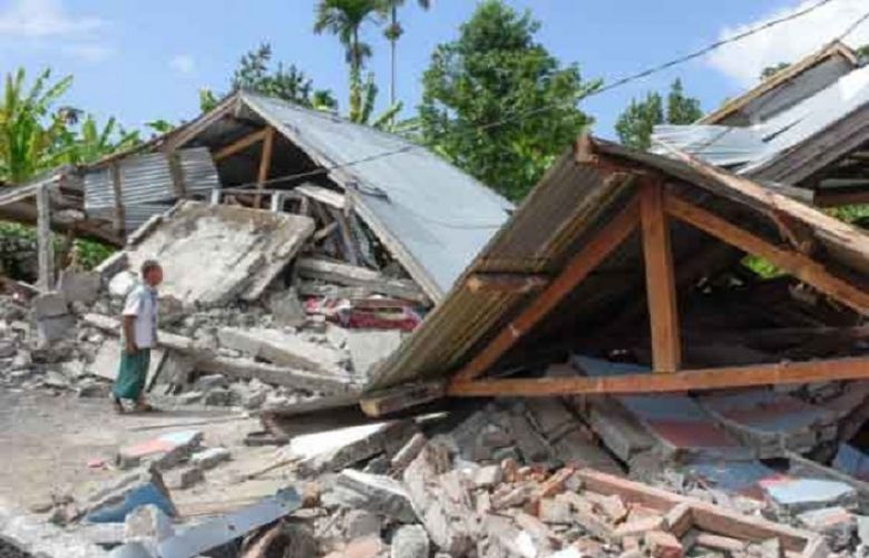 Strong quake kills 14, injures hundreds, on Indonesia holiday island