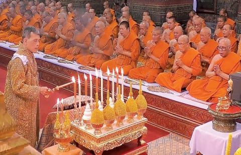 Thai king celebrates coronation with spectacular parade