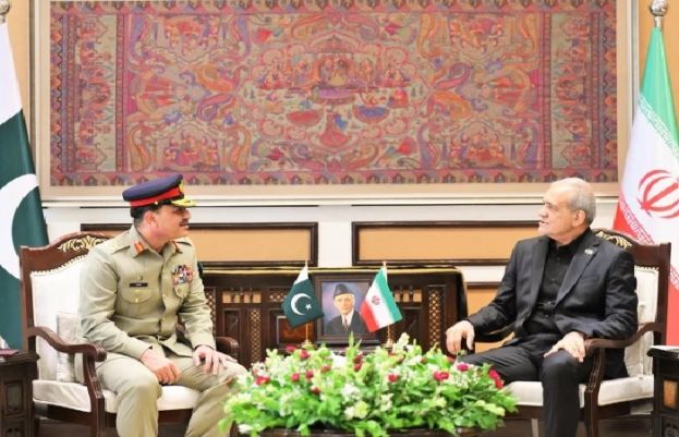 Iranian President lauds Pakistan’s role in promoting regional peace