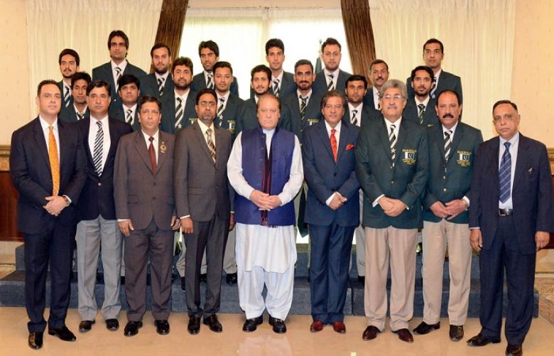 PM Nawaz Sharif in group photo with the Pakistan&#039;s National Hockey Team that stood victorious in SAF Games at PM House.