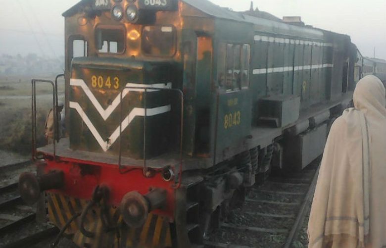 10 people Died as rickshaw collided with train in Kashmor