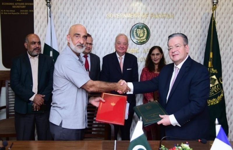 Photo of Pakistan signs pact with France for $107m debt suspension