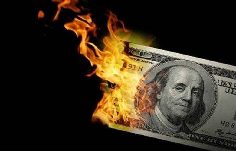 Resident of Gujranwala  set his US dollars on blaze