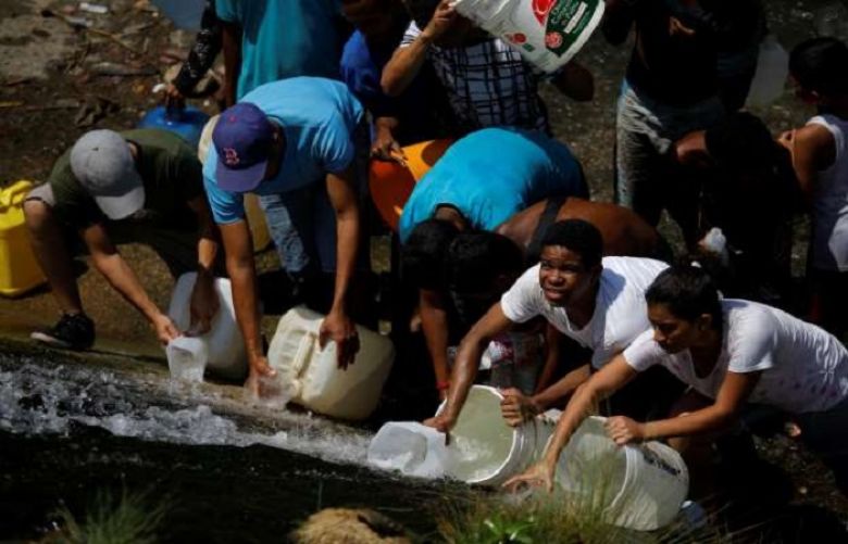 Desperate Venezuelans swarm sewage drains in search of water