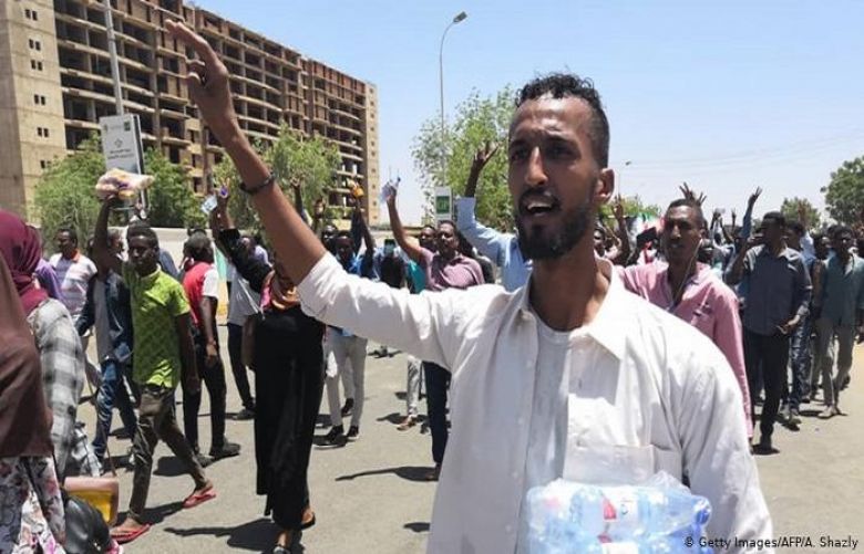 Sudan: Thousands keep up protests at army headquarters for second day