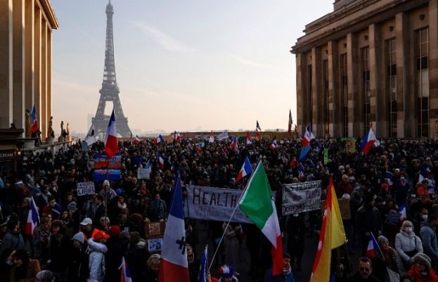 Protesters hit French streets to fight new vaccine pass