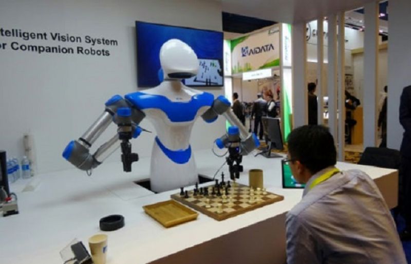 Chess-playing robot star of Taiwan tech fair - SUCH TV