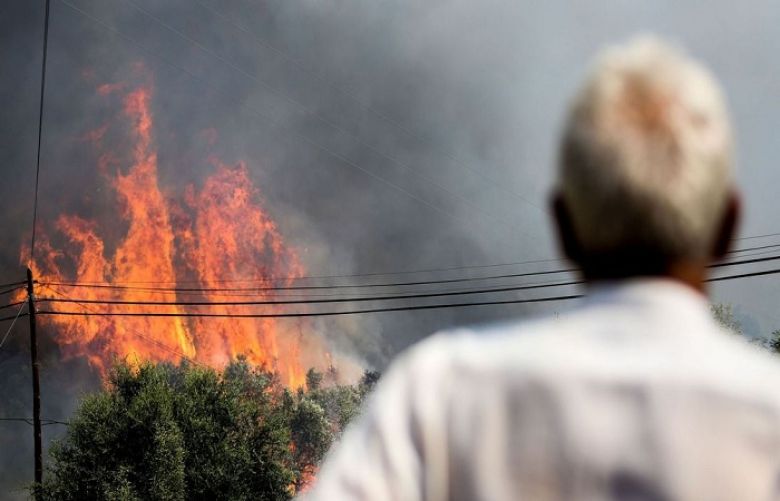 Portugal wildfire spreads towards tourist beach spots