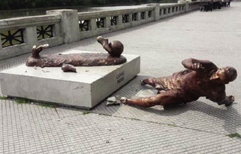 Messi&#039;s statue hacked down again