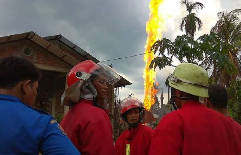 At least 15 killed, 40 injured in illegal Indonesia oil well fire