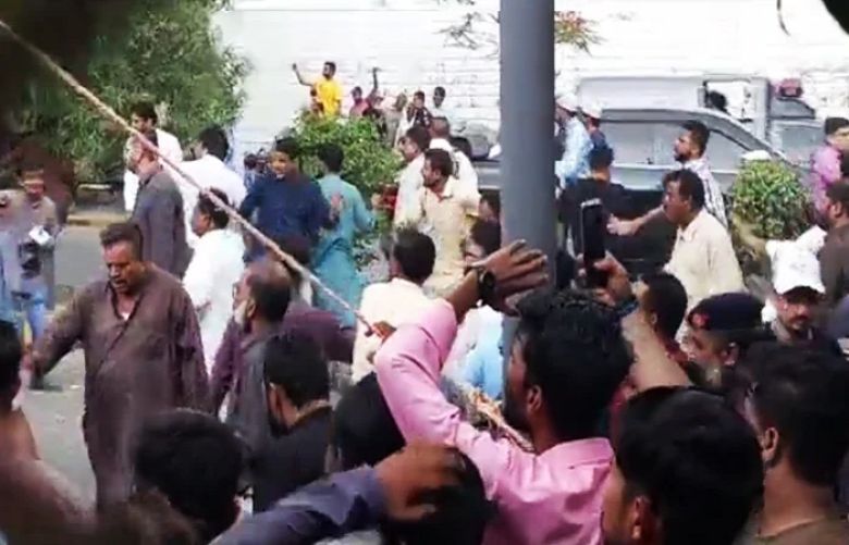 Clashes erupt between PPP, JI workers after Wahab becomes Karachi mayor