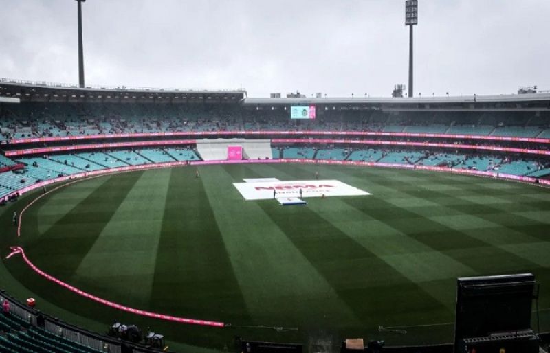 Rain forces early stumps on second day of Sydney Test
