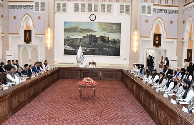 FM Qureshi, interim Afghan PM hold bilateral talks in Kabul