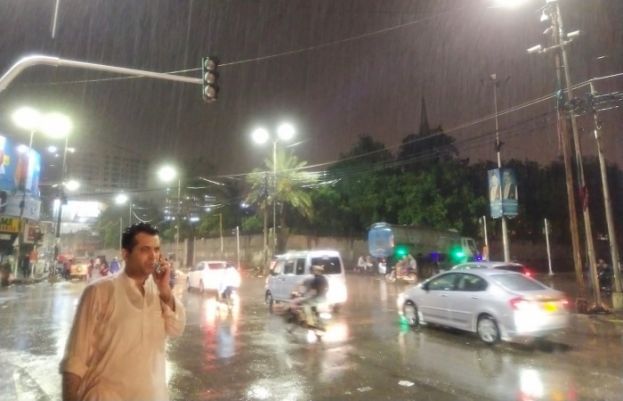 Moderate to heavy rainfall lashes different parts of Karachi
