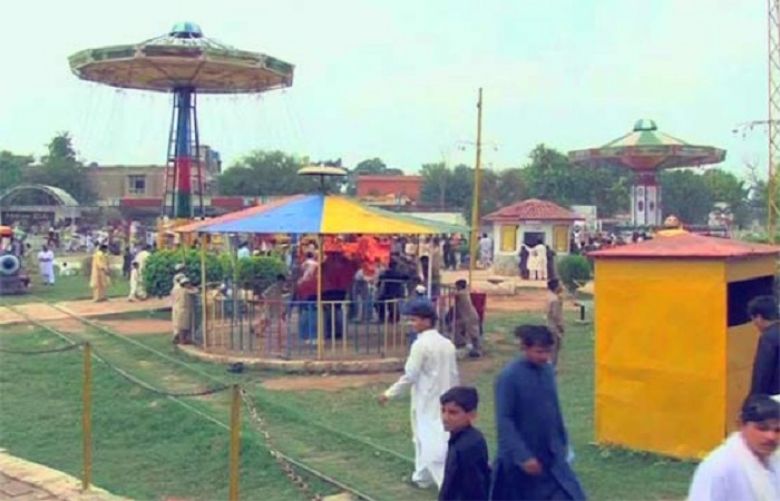 Families, children visit recreational places on third day of Eid