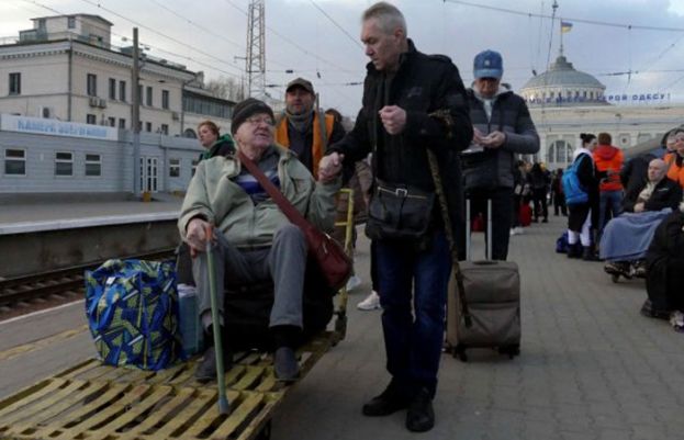 Ukraine says restarting evacuations after halt over Russian violations