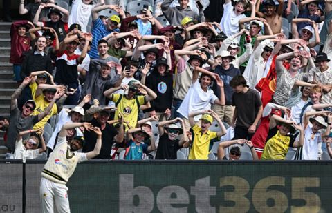 Hasan Ali gets MCG crowd grooving during Boxing Day Test