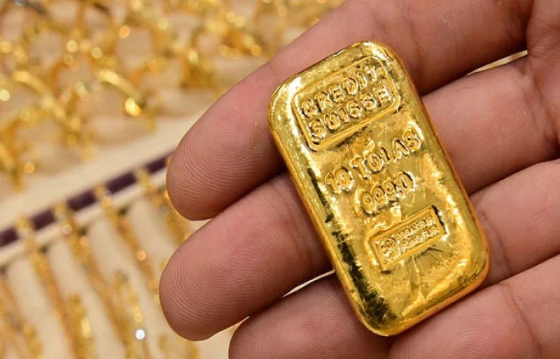 Photo of Gold further losses shine, price declines by Rs3, 500 per tola   