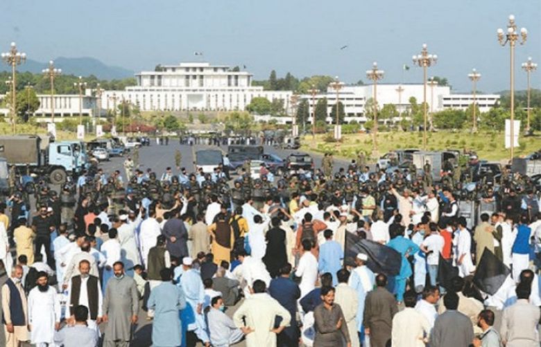Police uses the tear gas at govt employees, protesting for pay raise