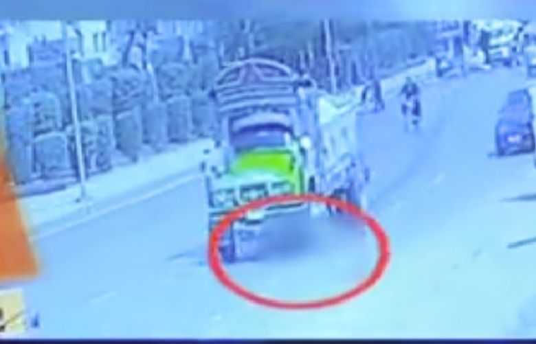 Truck crushes man, daughter to death in Karachi