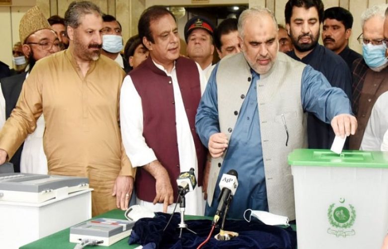 Electronic voting machines can&#039;t be hacked, says Shibli Faraz during demonstration