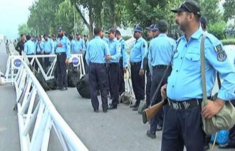 Photo of Police reach Bani Gala to disperse PTI workers