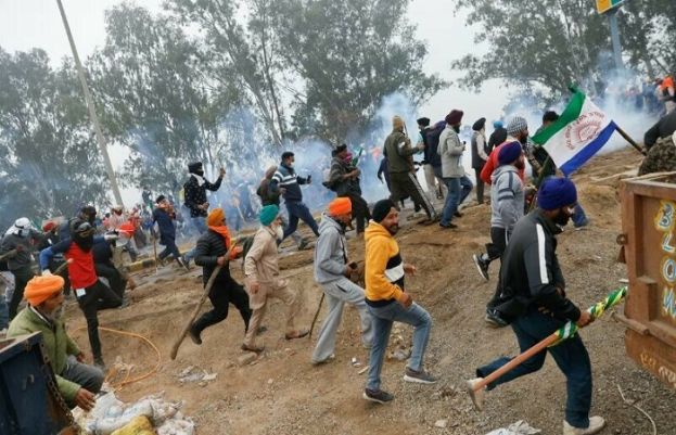 Police fire tear gas at Indian farmers marching on capital