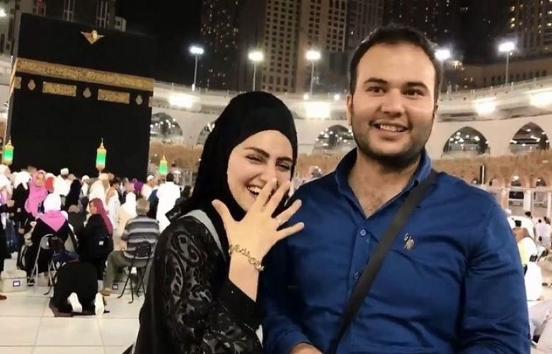Turkish TV correspondent proposes to his future wife in Grand Mosque