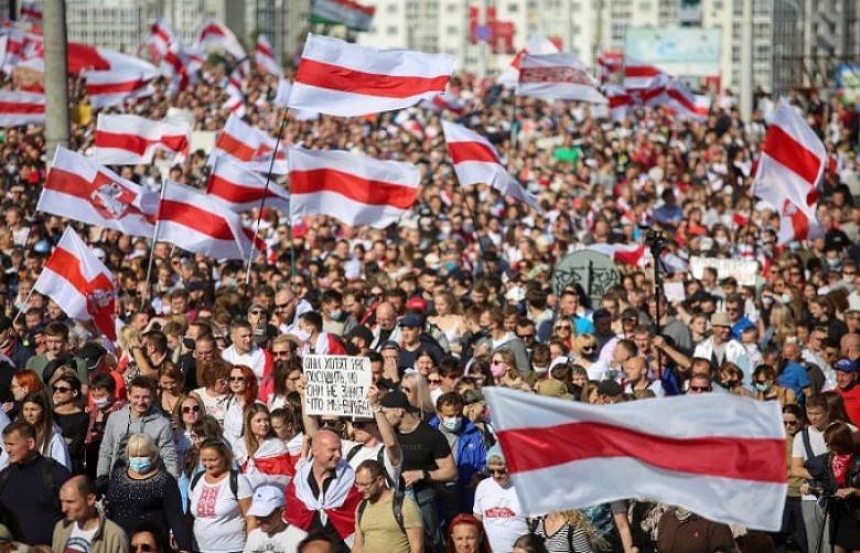 Tens of thousands rally in Belarus despite mass arrests
