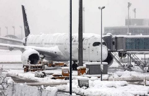 Early winter snow stops flights at Germany's Munich airport