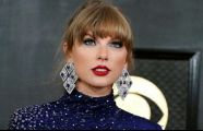 Taylor Swift surprises fans