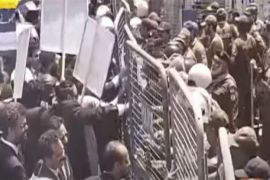 Lawyers and police violently clash outside Lahore High Court