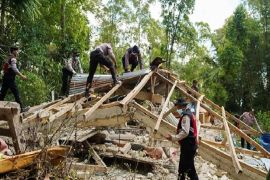 Thousands evacuate after Indonesia quake kills more than 50, cuts roads