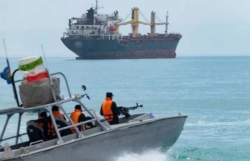 ایرانی پاسداران انقلاب نے کہا ہے کہ امریکی فوج کے ساتھ تعاون کے شبہے میں ایک جہاز کو قبضے میں لیا ہے