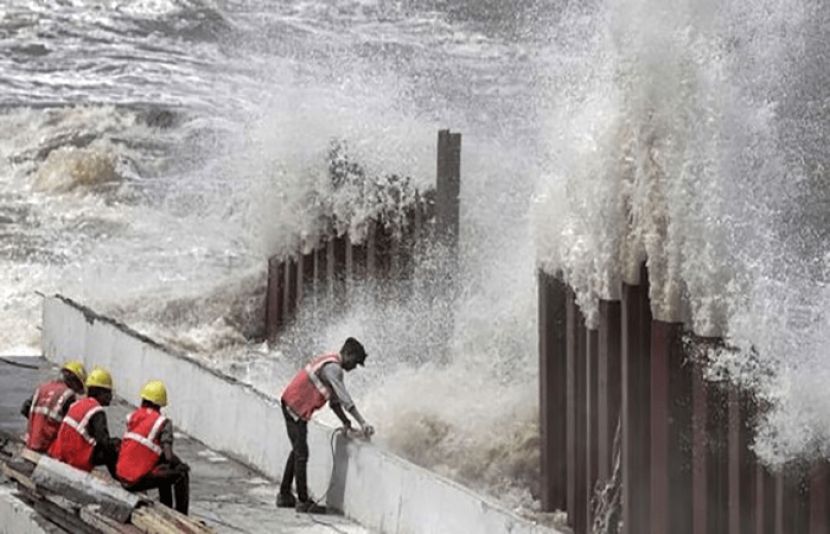 سمندری طوفان بائپر جوائے بھارتی گجرات سے ٹکرا گیا