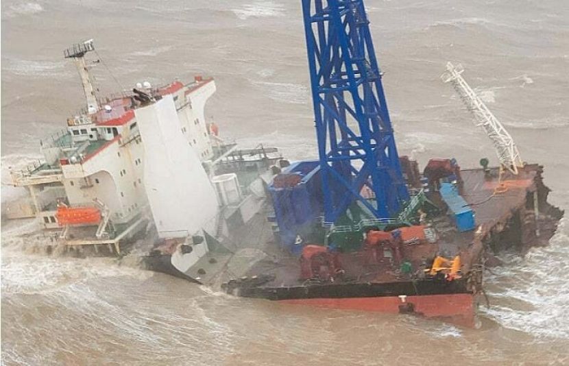 چین میں طوفان کے دوران جہاز دو ٹکڑے ہوگیا