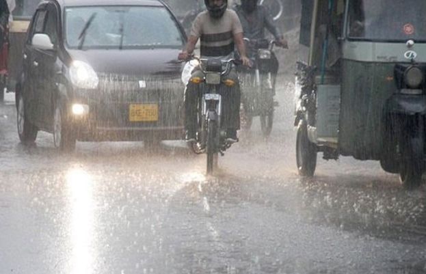 کراچی میں وقفے وقفے سے کہیں ہلکی اور تیز بارش کا سلسلہ جاری