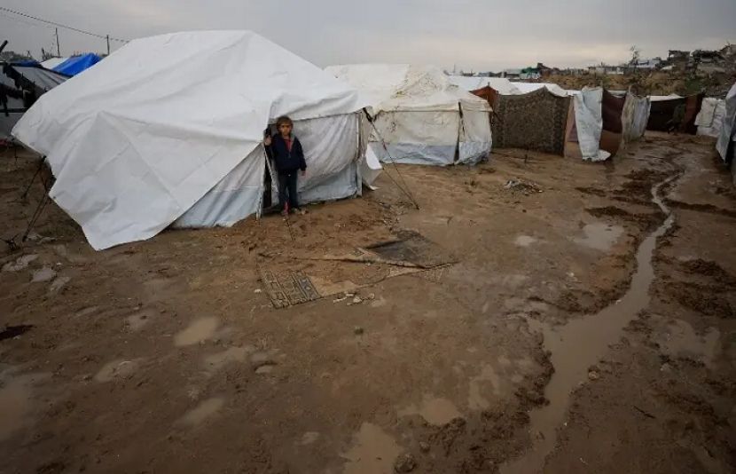 غزہ پٹی میں شدید بارش نے سینکڑوں عارضی خیموں کو پانی میں ڈبو دیا