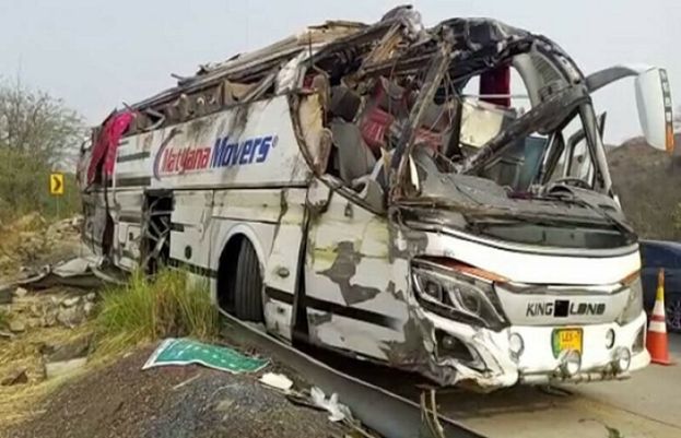 کلرکہار کے قریب موٹروے پر مسافر بس کو حادثہ