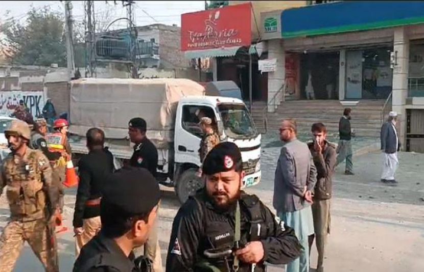پشاور میں  ورسک روڈ پر نجی بینک اور اسکول کے قریب دھماکے میں 2 بچے زخمی ہوگئے۔