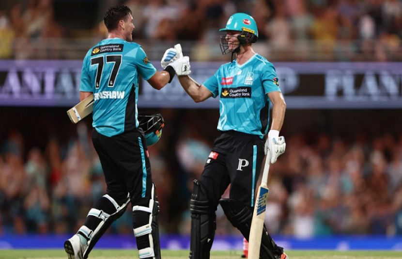 فاسٹ بولر شاہین آفریدی آسٹریلوی لیگ بی بی ایل میں برسبن ہیٹ کی جانب سے کھیلتے ہوئے انجری کا شکار ہوگئے