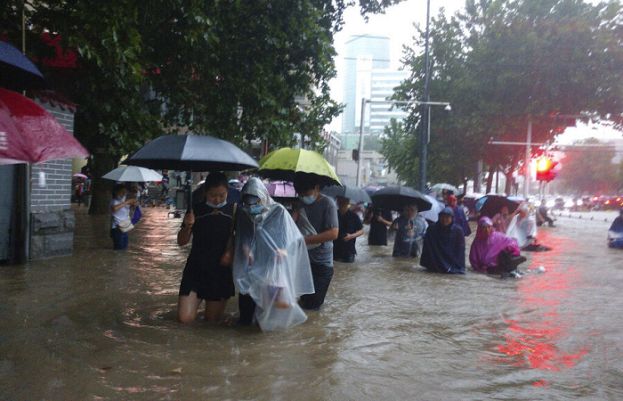 چین کے جنوبی علاقوں میں تیزہواؤں کے ساتھ موسلادھار بارشوں سے سیلاب کی صورت حال پیدا ہوگئی ہے۔