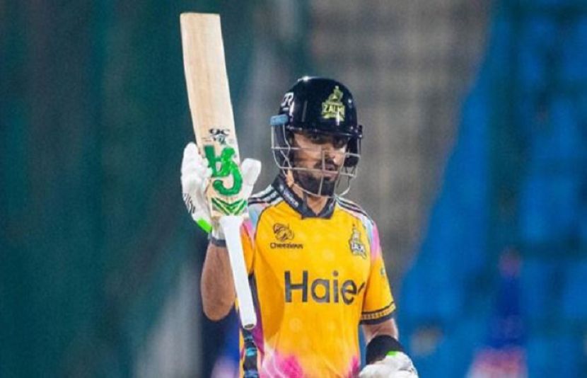 پی ایس ایل کے کوالیفائر میچ کے دوران اسٹار بیٹر بابر اعظم کے مداحوں نے میدان میں گُھس کر سیکیورٹی اہلکاروں کی دوڑیں لگوا دیں