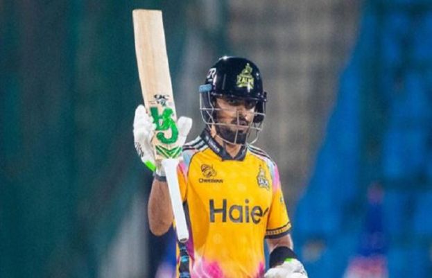 پی ایس ایل کے کوالیفائر میچ کے دوران اسٹار بیٹر بابر اعظم کے مداحوں نے میدان میں گُھس کر سیکیورٹی اہلکاروں کی دوڑیں لگوا دیں