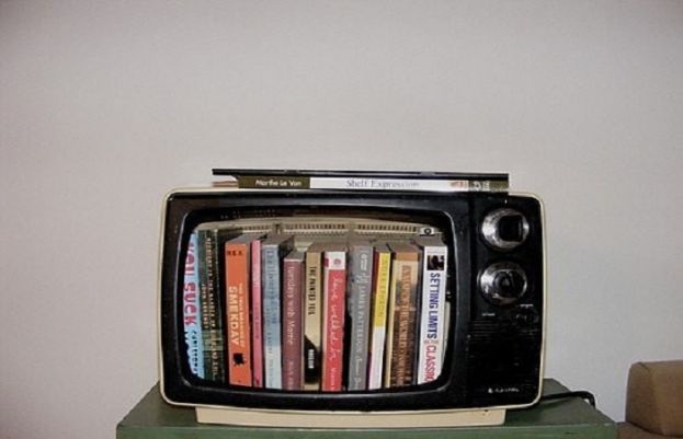 ٹی وی دیکھنا زیادہ فائدہ مند ہے یا مطالعہ کرنا؟ 