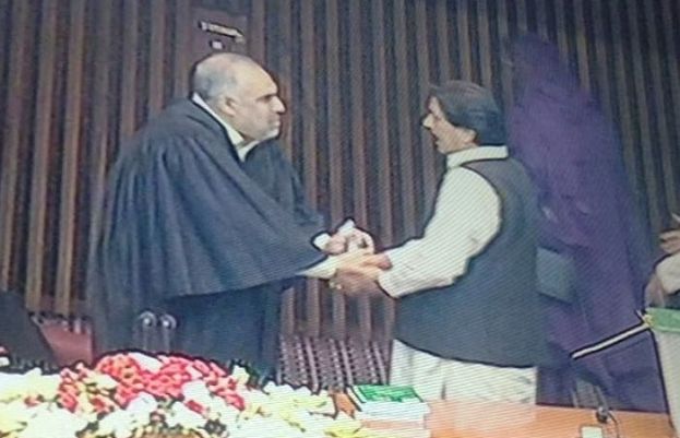  خواتین کے احترام میں کھڑے کیوں نھیں ہوئے ؟ شازیہ مری کا سپیکر سے شکوہ 